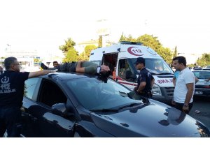 Motosikletli çarpıştığı otomobilin üzerine düştü