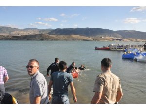 Serinlemek için girdiği barajda can verdi