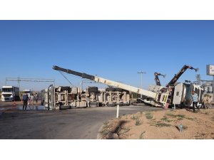 Devrilen beton mikserini kaldırmaya gelen kurtarıcı devrildi: 1 yaralı