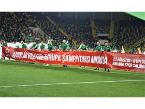 Galatasaray ve Akhisarspor’dan Filenin Sultanlarına pankartlı destek