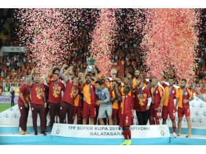 2019 TFF Süper Kupa’nın Şampiyonu Galatasaray kupayı kaldırdı