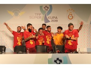 Fatih Terim ve futbolculardan basın toplantısı sırasında kutlama