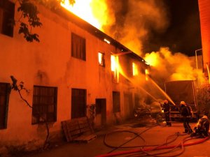 Alevlerin içerisinde kalan güvercini itfaiyeciler kurtardı