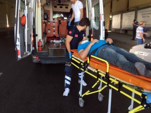 Emniyet şeridindeki araca otomobil çarptı: 2 yaralı