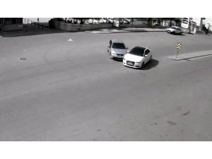 U dönüşü yapmak isteyen otomobile çarptı