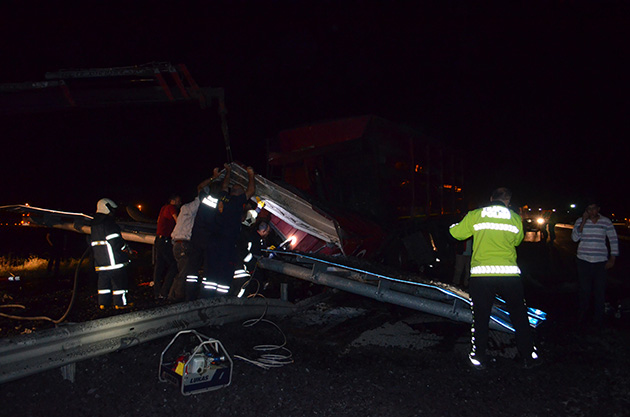 Konya'da yön levhasına çarpan tırın sürücüsü öldü