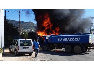 Alanya’da plastik kasa fabrikasında yangın paniği