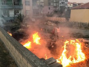 Tahtaların bulunduğu arazideki yangın evlere sıçramadan söndürüldü