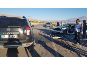 Otomobillerin hurdaya döndüğü kazada 3 kişi yaralandı