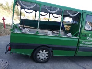 Hostes kıyafetindeki fuları, tabutunun başına konuldu