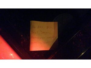 İki araca çarpıp kaçtı, vatandaşlar plakasını alıp cama yapıştırdı