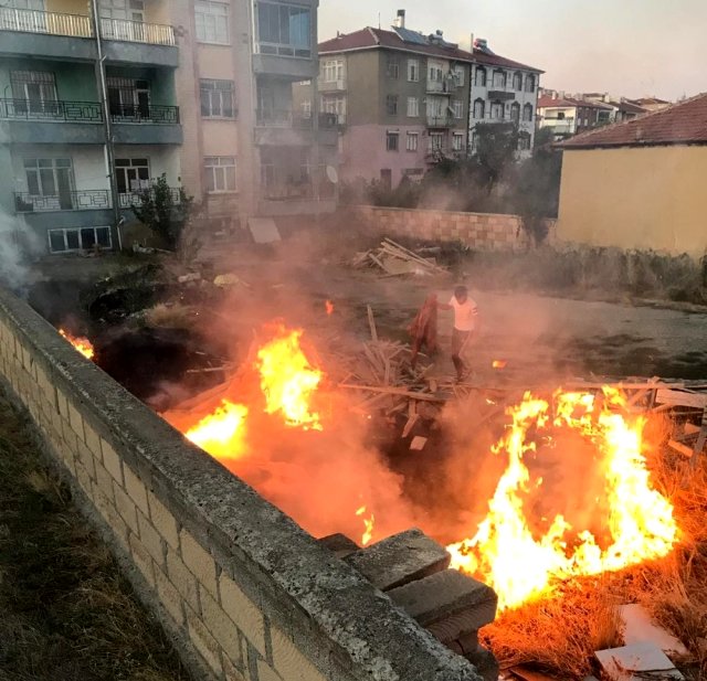 Tahtaların bulunduğu arazideki yangın evlere sıçramadan söndürüldü