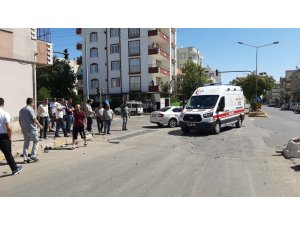 Otomobil ile kamyonet çarpıştı: 1 Yaralı