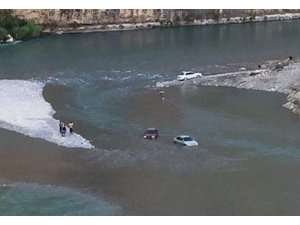 Siirt’te çayda mahsur kalan vatandaşlar traktörle kurtarıldı