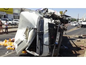 Meşrubat yüklü kamyonet kaza yapıp devrildi: 2 yaralı