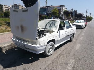 Seyir halindeki otomobili küle dönmekten itfaiye kurtardı