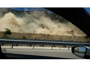 Denizli’de deprem sonrası yaşanan heyelan anı cep telefonu kamerasında