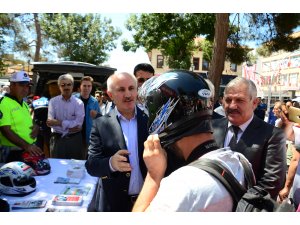 Karaman'da polis kentteki motosiklet sürücülerine kask dağıttı