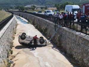 Virajı alamayınca kanala uçtu
