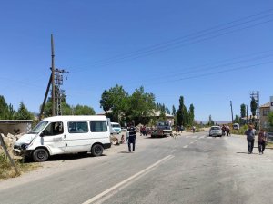 Konya'da minibüsle çarpışan motosiklet otomobile çarptı: 1 ölü