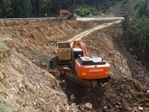 Heyelan nedeniyle çöken yolda çalışma başlatıldı
