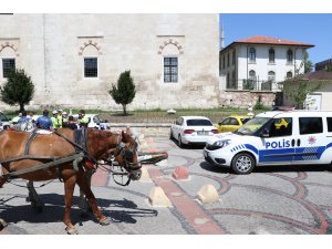 Edirne'de izinsiz alanda bekleme yapan faytonculara ceza