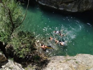 Düşen telefonunu çıkartmak için daldı, cansız bedeni çıktı