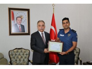 Polis memurunun duygulandıran davranışını Vali Toprak ödüllendirdi