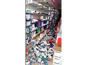 Deprem anında market raflarındaki tüm ürünler yere devrildi