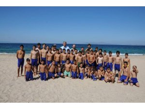 Başkan Elbi’den genç futbolculara ziyaret