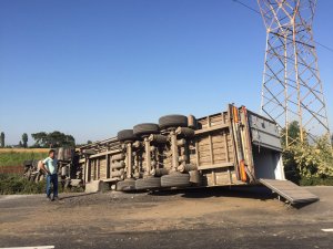 Manisa'da şarampole devrilen tırın sürücüsü yaralandı
