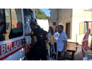 Yangında mahsur kalan yaşlı adamı ablası kurtardı