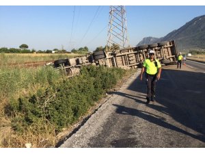 Kontrolden çıkan tır şarampole devrildi: 1 yaralı