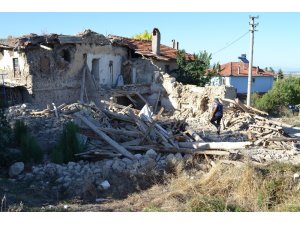 Sarsıntılara yenik düşen ev adeta yerle bir oldu