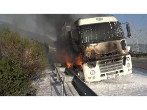 Tanker otoyolda yandı, alevler ağaçlık alana sıçradı