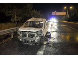 Adana'da park halindeki hafif ticari araç yandı