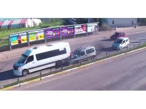 Makas atan sürücü önündeki minibüse çarptı