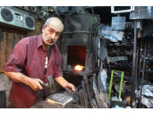 Kebap şişleri bayram için dövülüyor