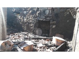 Evde çıkan yangında 4 ton buğday küle döndü