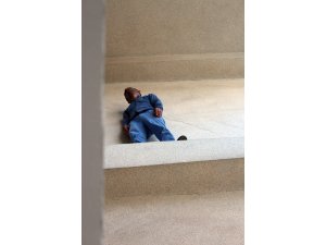 ’Borcum var’ dedi belediyenin merdiven boşluğuna çıktı