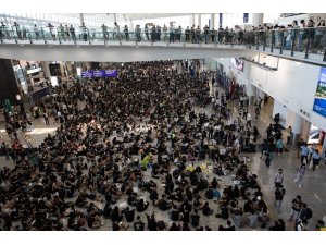 Hong Kong havalimanı, gösteriler nedeniyle kapatıldı