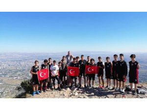 Spor Kulübü, bayram mesajını Ali Dağı’nın zirvesinde verdi