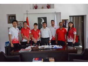 Şampiyon Taekwondoculardan Eskici’ye ziyaret