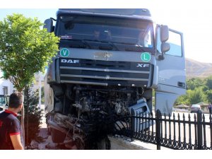 Sürücüsü kalp krizi geçiren tır kontrolden çıkarak bariyerlere çarparak durdu