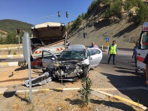 Kamyonet ile otomobil çarpıştı: 5 yaralı