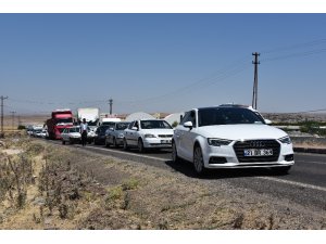 Kaza yapan araçlarda sıkışan sürücüler kurtarıldı