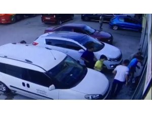 İzinsiz bindiği motosiklet ile yedek parçacının camından içeri böyle girdi