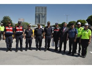 Vali Vekili Boztepe bayram öncesi araçları denetledi, sonra lokum ikram etti