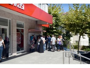 İkramiyelerini alan emekliler memnun