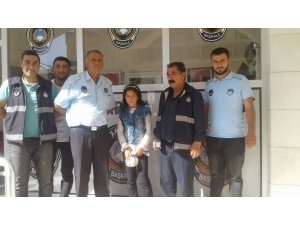 Bayram alışverişi sırasında kaybolan kız çocuğu bulundu